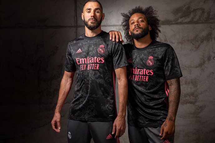 Karim Benzema y Marcelo posan con la tercera equipación del Real Madrid de la temporada 2020-2021