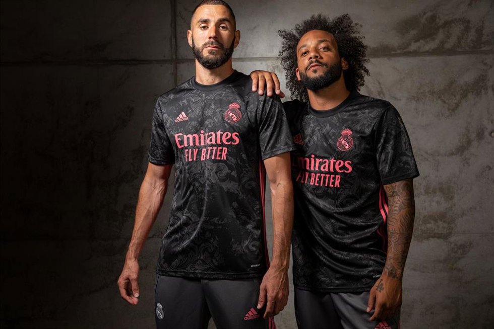 Karim Benzema y Marcelo posan con la tercera equipación del Real Madrid de la temporada 2020-2021