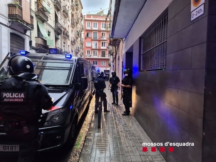 Els Mossos d'Esquadra desallotgen un edifici de pisos turístics al barri del Poble-sec de Barcelona que ocupaven un grup de lladres multireincidents. Barcelona, Catalunya (Espanya), 9 de setembre del 2020.