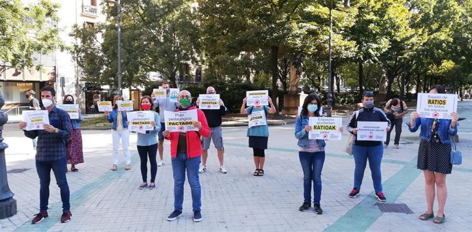 Concentración del Foro de la Comunidad Educativa frente al Parlamento de Navarra