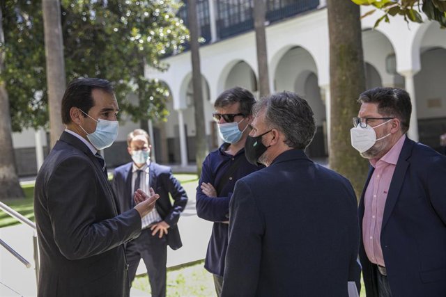 El portavoz del grupo parlamentario popular, José Antonio Nieto (1i) conversa con el portavoz del grupo parlamentario socialista, José Fiscal (2d), tras la sesión de control al gobierno con preguntas al presidente. En Sevilla, a 23 de julio de 2020.