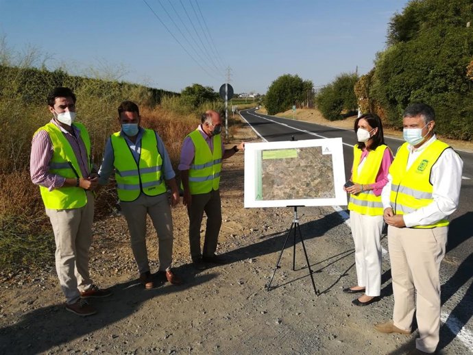Cayuelas visita trabajos de repintado en la carretera entre Mairena y Carmona