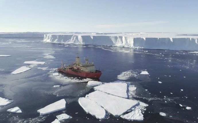 Profundos canales submarinos socavan un glaciar antártico como Florida