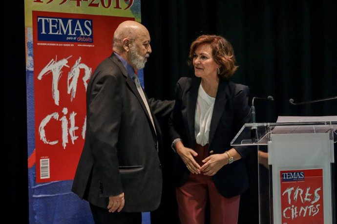 El presidente del CIS, José Félix Tezanos, con la vicepresidenta Carmen Calvo, ministra de Presidencia 