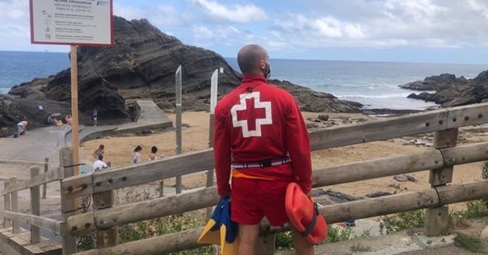 Socorrista de Cruz Roja Bizkaia vigilando la playa