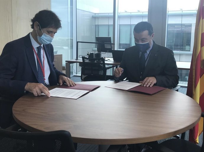 El director de Derecho y Entidades Jurídicas de la Conselleria de Justicia Xavier Bernadí y el presidente del Consejo de Colegios de Procuradores de Catalunya ngel Quemada firman un acuerdo para fomentar la mediación. Barcelona, 9 de septiembre de 2020.