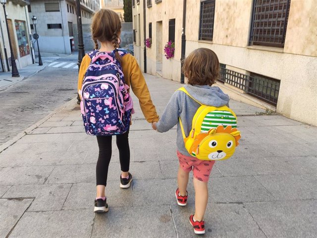 Niños que acuden al colegio en Salamanca.