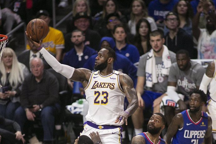 LeBron James anota una canasta durante un partido de Los Angeles Lakers en la temporada 2019-2020 de la NBA