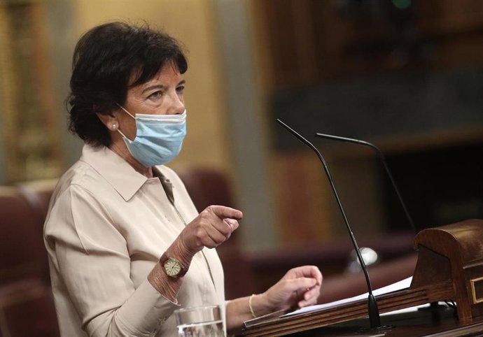 La ministra de Educación y FP, Isabel Celaá, interviene en la primera sesión de control al Gobierno en el Congreso, en Madrid (España)