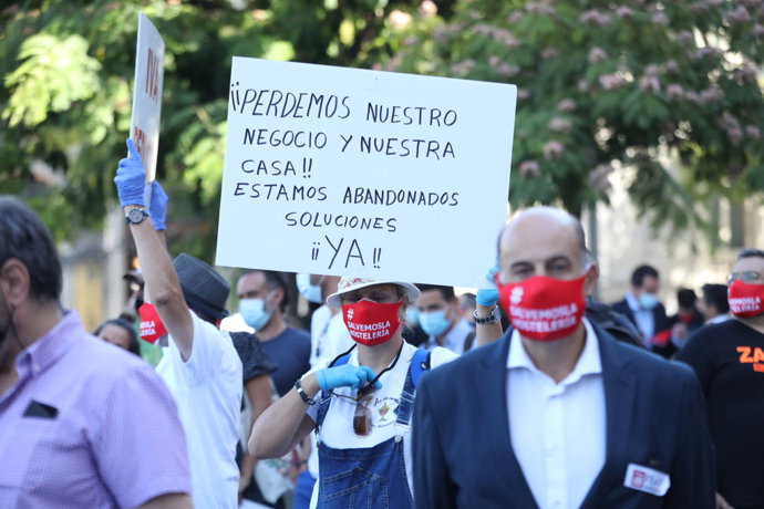 Trabajadores del sector de la hostelería se concentran con pancartas como signo de protesta frente al Palacio de Cibeles.
