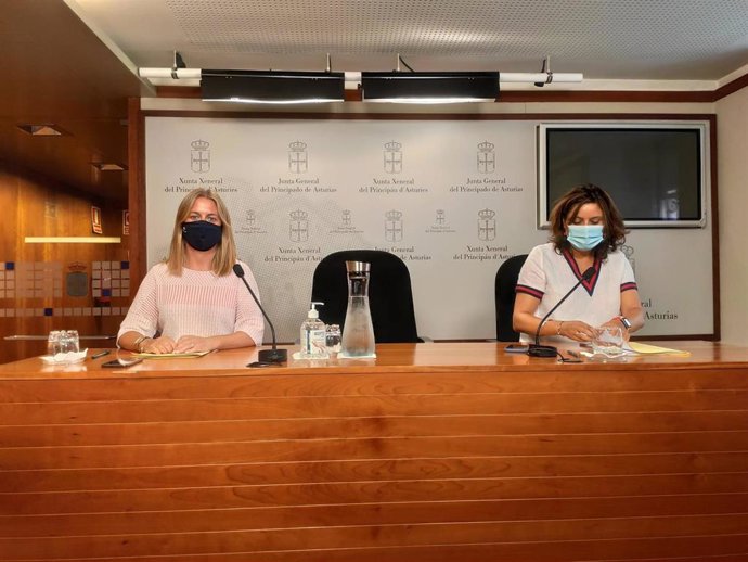 Las diputadas del PP Reyes Fernández Hurlé y Beatriz Polledo en rueda de prensa.