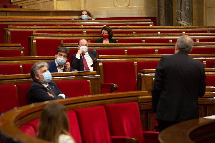 El líder del PSC, Miquel Iceta, escuchando al presidente de la Generalitat, Quim Torra, en el pleno del Parlament