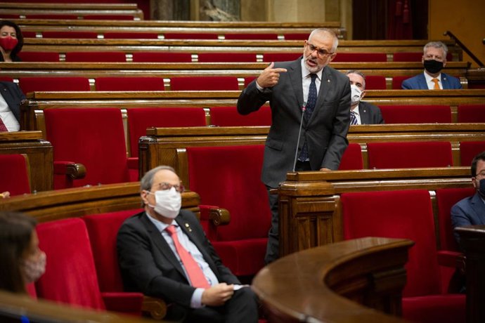 El presidente de Ciudadanos en el Parlament, Carlos Carrizosa, se dirige al presidente de la Generalitat, Quim Torra, en el pleno