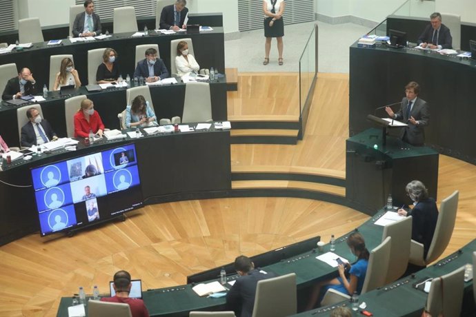 El alcalde de Madrid, José Luis Martínez-Almeida, durante su intervención en el Pleno municipal.