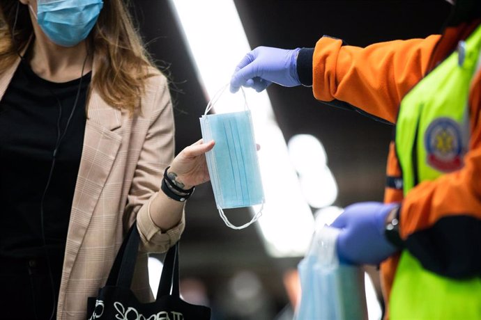 Agentes de Protección Civil reparten mascarillas 