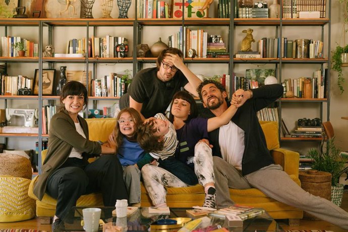 Escena de 'Mamá o papá', nueva comedia en rodaje protagonizada por Paco León y Miren Ibarguren