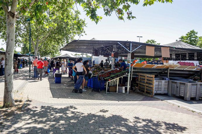 Vecinos de San Fernando de Henares acuden a realizar compras en los puestos de un mercadillo