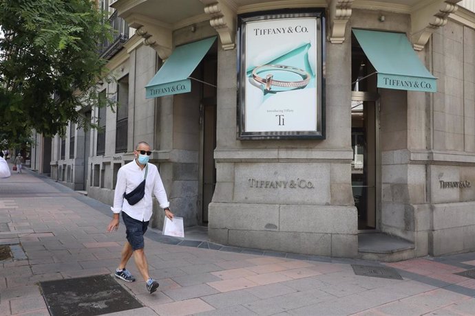 Un hombre pasa junto a la entrada de la tienda Tiffany de la calle José Ortega y Gasset, 10 de Madrid. Las ventas de compañía estadounidense de joyería retrocedieron un 45% entre febrero y abril, hasta 556 millones de dólares, ya que la empresa mantuvo 