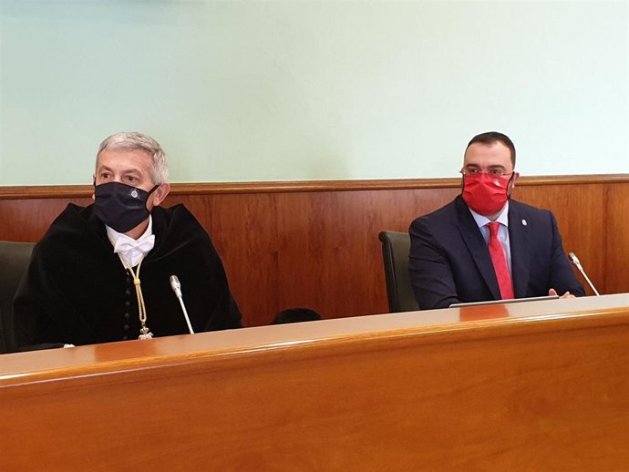 El rector de la Universidad de Oviedo, Santiago García Granda, y el presidente del Principado, Adrián Barbón