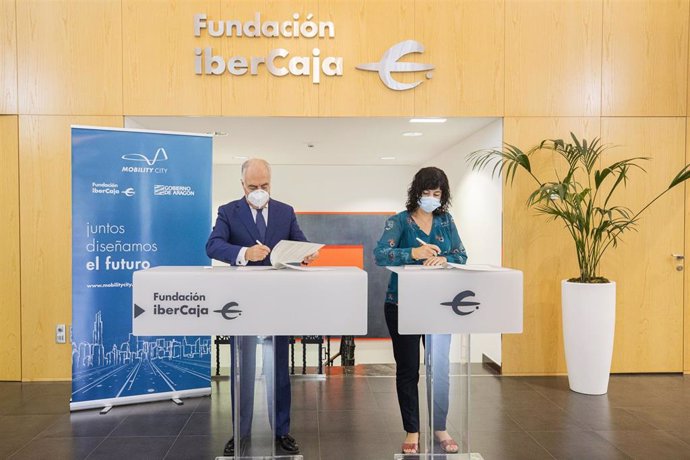El director general de Fundación Ibercaja, José Luis Rodrigo Escrig y la directora de la Fundación Zaragoza Logistics Center, Susana Val Blasco firman un acuerdo sobre movilidad sostenible