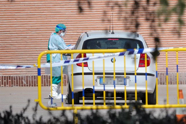 Sanitarios se preparan para administrar los tests rápidos de coronavirus, foto de archivo