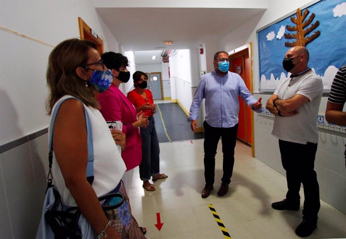 El alcalde de Mérida, Antonio Rodríguez Osuna, visita el Colegio Giner de los Ríos
