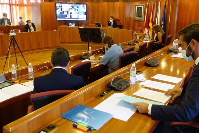 Sesión plenaria en el Ayuntamiento de Vigo, con parte de los concejales asistiendo telemáticamente, por la aplicación de medidas antiCOVID.