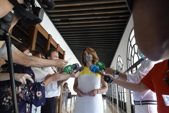 La secretaria general del PSOE-A, Susana Díaz, atiende a los medios en el Parlamento andaluz.