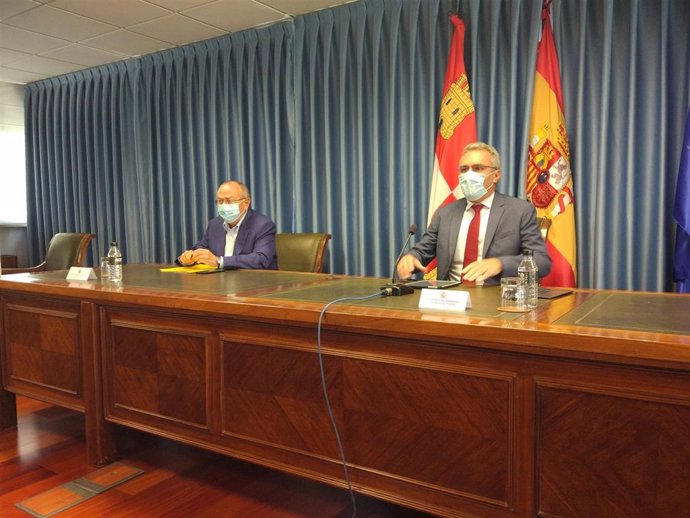 El delegado del Gobierno en Castilla y León, Javier Izquierdo, (derecha) y el subdelegado en Valladolid, Emilio Álvarez, en rueda de prensa.