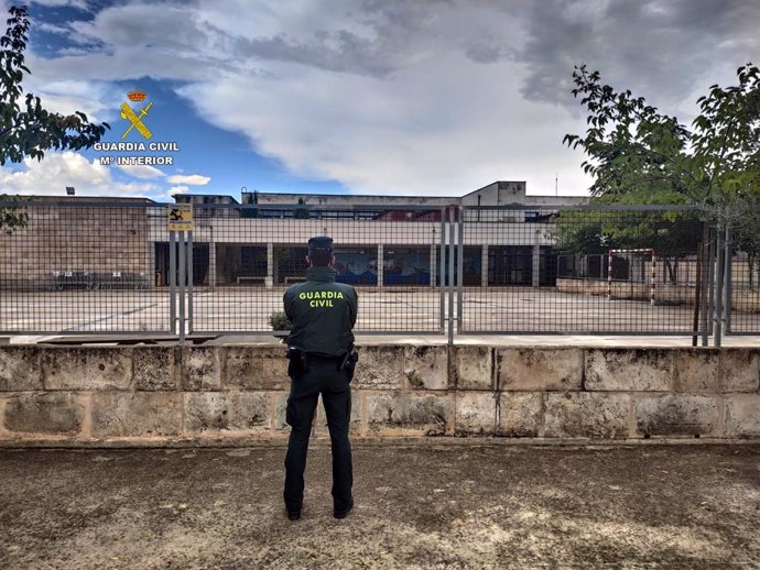 Un agente de la Guardia Civil ante el colegio público de Sencelles