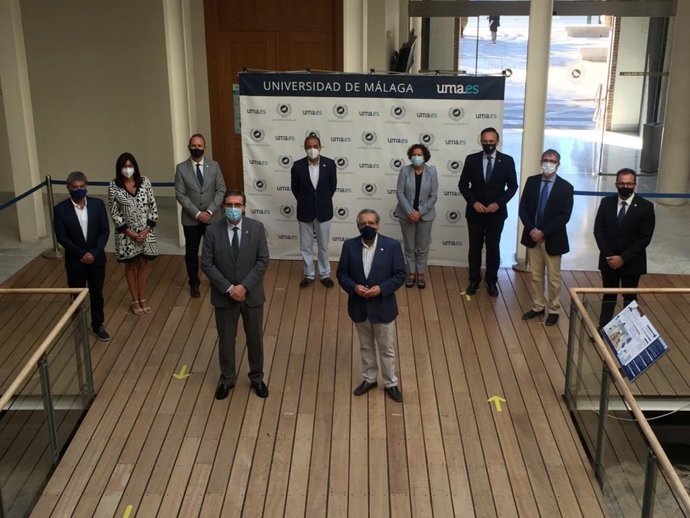 Presidente de la Asociación de Universidades Públicas de Andalucía (AUPA), Juan Gómez Ortega, y rectores de las universidades públicas andaluzas, en rueda de prensa en el Rectorado de la Universidad de Málaga