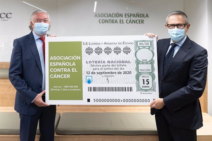 El presidente de la Asociación Española Contra el Cáncer (AECC), Ramón Reyes, y el de la Sociedad Estatal Loterías y Apuestas del Estado (SELAE), Jesús Huerta.