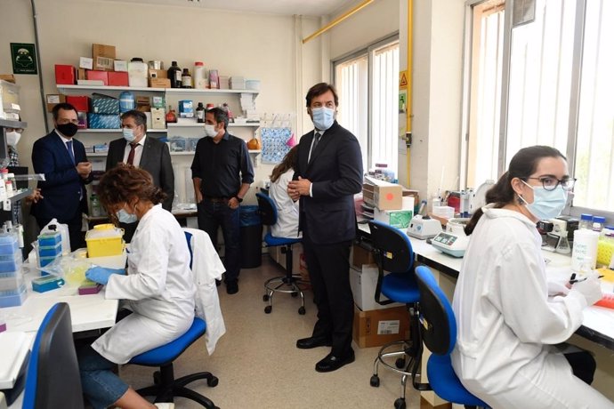 El consejero de Empleo, Investigación y Universidades, Miguel Motas, visita a los investigadores de la Universidad de Murcia que trabajan en dos proyectos sobre la Covid-19, financiados por la Fundación Séneca.