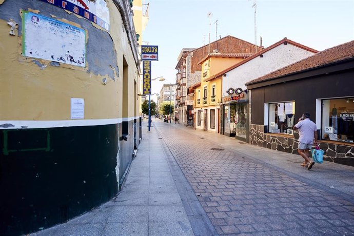 Un hombre camina por una calle vacía durante el primer día de confinamiento relativo en el municipio de Santoña 