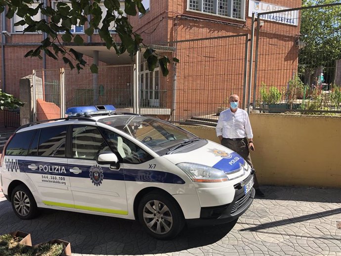 El concejal de Seguridad Ciudadana, Ángel Madrazo, junto a un coche patrulla de la Policía Municipal de Barakaldo
