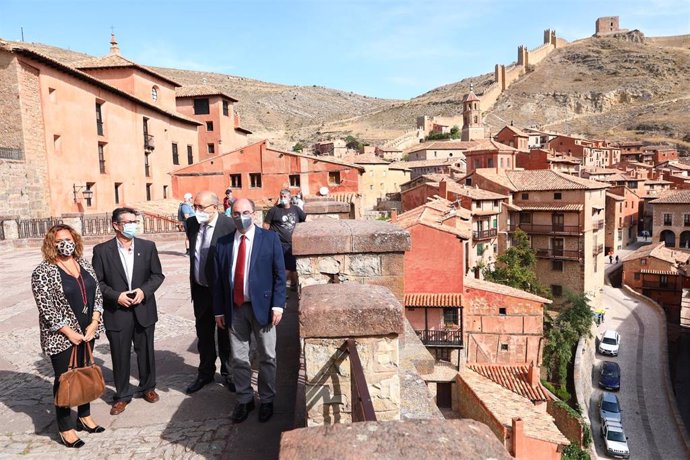 El presidente del Gobierno de Aragón, Javier Lambán, durante su visita a Albarracín.