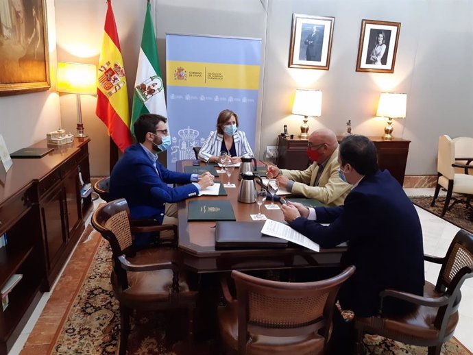 Imagen del encuentro celebrado este miércoles entre la delegada del Gobierno en Andalucía, Sandra García, y representantes de Cooperativas-Agroalimentarias de Andalucía.