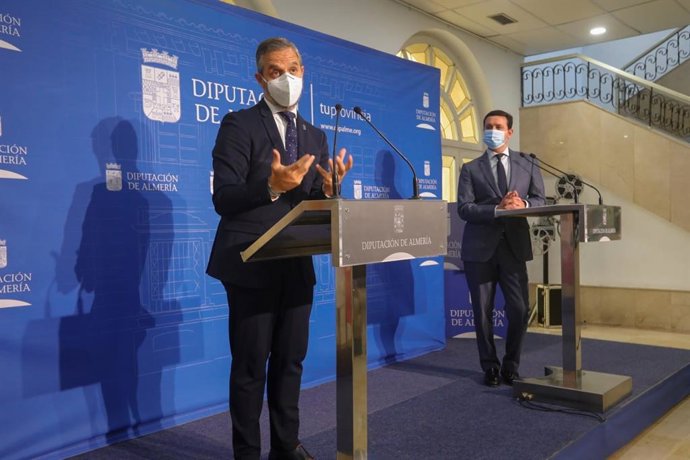 El consejero de Hacienda, Juan Bravo, junto al presidente de la Diputación de Almería, Javier Aureliano García