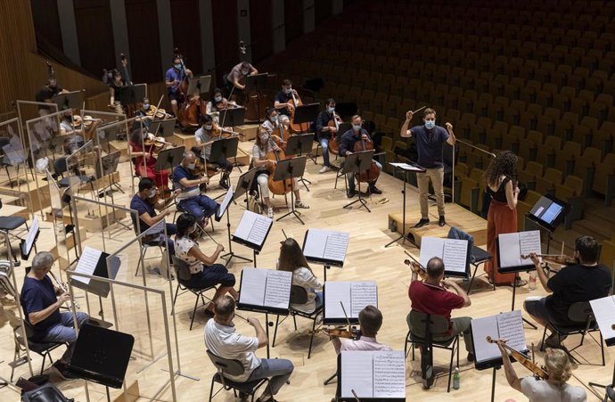 Ensayos del concierto que ofrecerá la OCV bajo la dirección del valenciano Jaume Santonja.