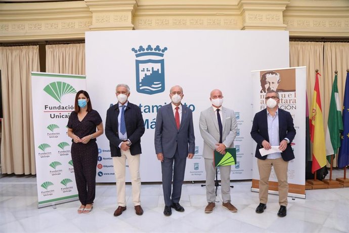 El alcalde de Málaga; la concejala de Cultura; el responsable  de Publicaciones y Premios de la Fundación Unicaja; el presidente de la Fundación Alcántara y el presidente del jurado