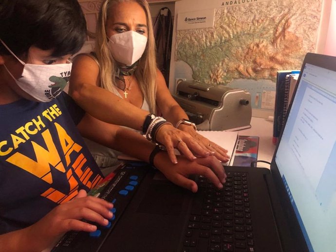 Los 1.757 estudiantes ciegos de Andalucía preparan su 'vuelta al cole' en las mismas condiciones de su compañero