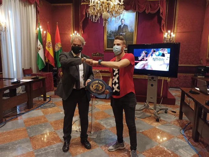 El Ayuntamiento de Granada homenajea al boxeador John Carter, reciente campeón de Europa