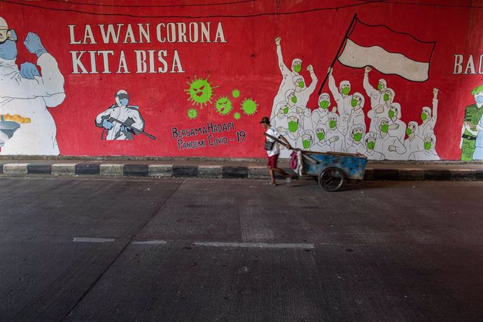 Mural homenaje a los trabajadores sanitarios en Yakarta