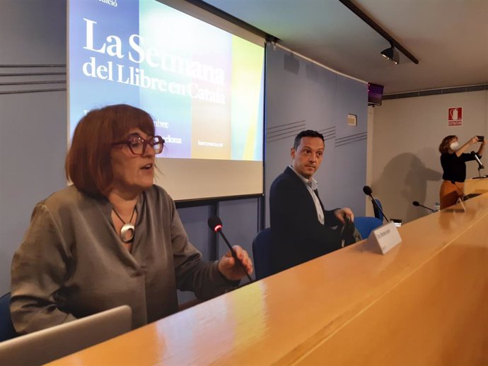 La presidenta d'Editors.cat, Montse Ayats, i el president de la Setmana del Llibre en Catal, Joan Carles Girbés
