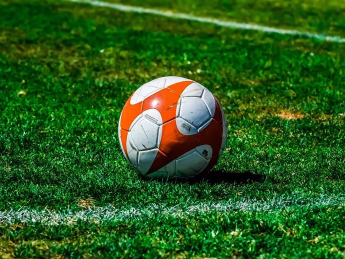 Balón de fútbol en un campo.