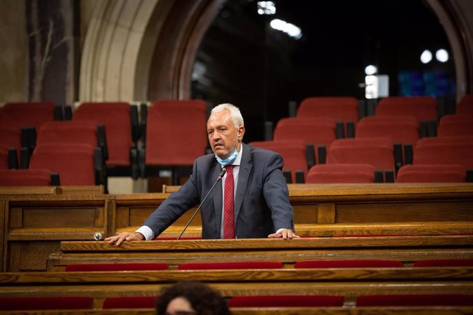 El diputado del PP en el Parlament Santi Rodríguez durante el debate de la ley que limita el precio del alquiler.