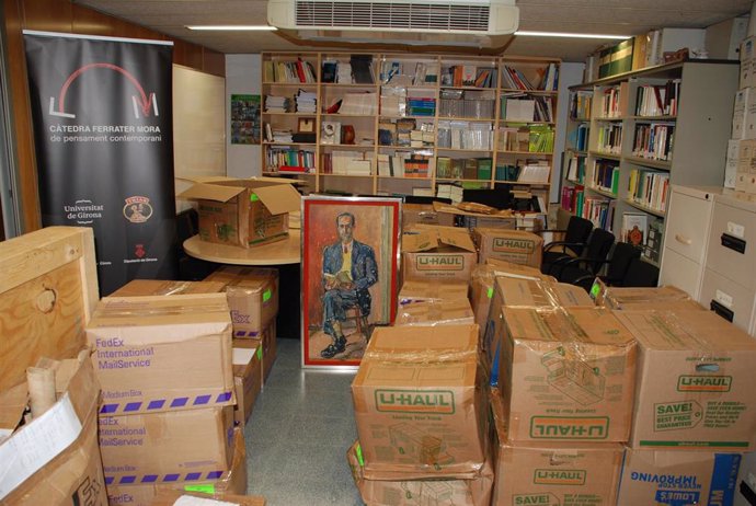 Fotografia de las cajas y objetos llegados este mes de agosto de Estados Unidos con la segunda parte del Legado Ferrater Mora, en la Universitat de Girona.