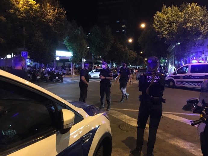 Agentes de Policía Local en una intervención nocturna,