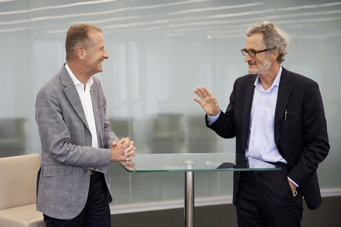 A la izquierda, el consejero delegado de Volkswagen, Herbert Diess.