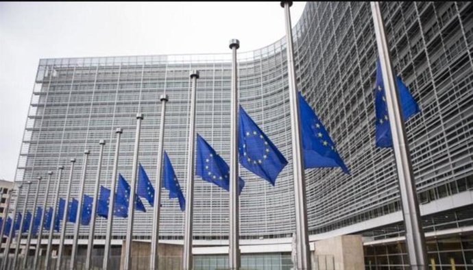 Banderas de la UE a media asta.